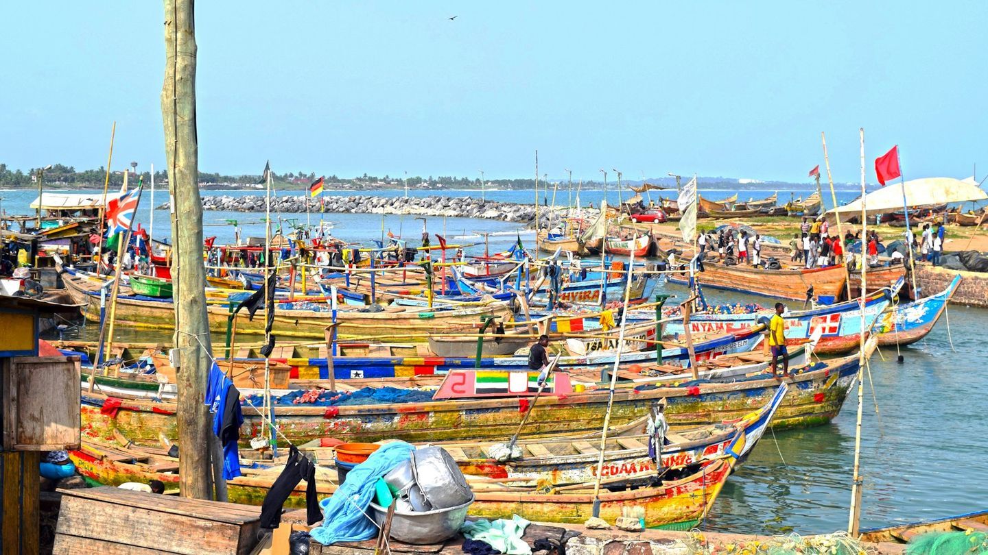 Proue d’une pirogue peinte, pêcheurs au large