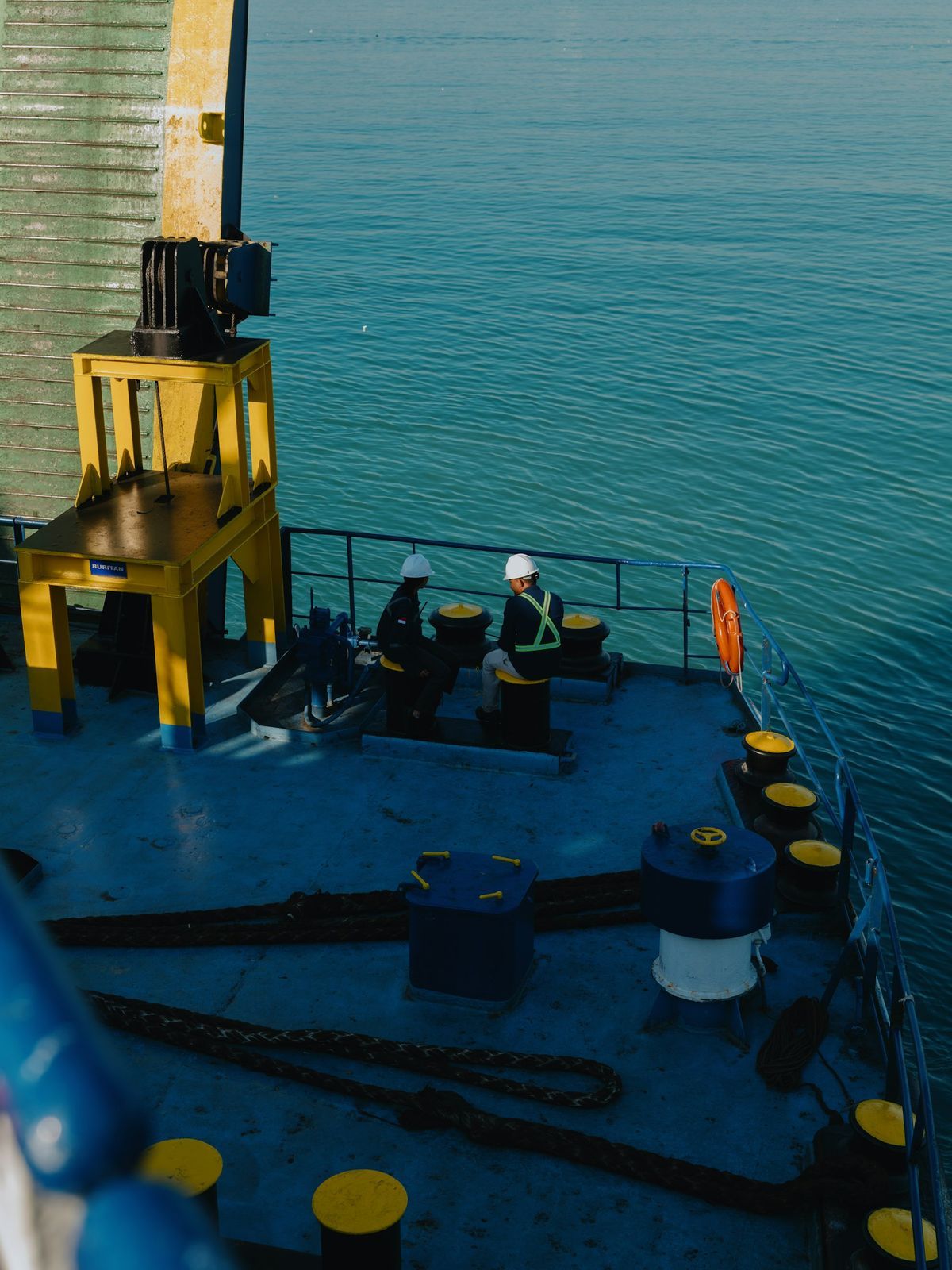 Plateforme autoélévatrice et navire-grue en mer